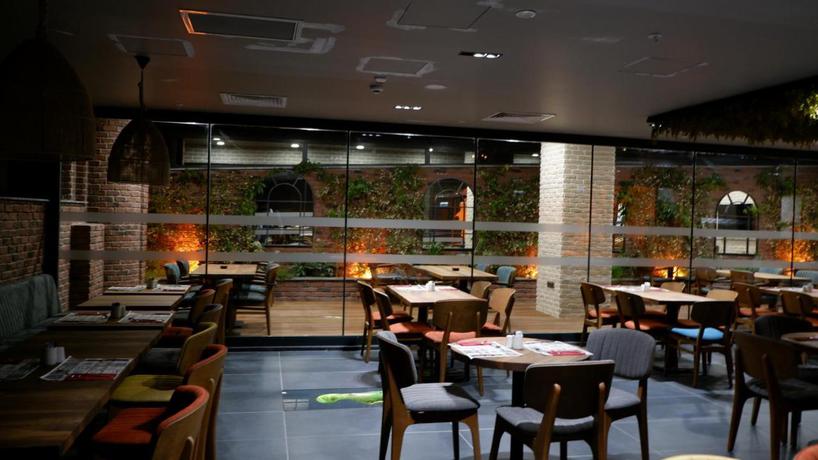 Imagen del bar/restaurante del Hotel Ibis Istanbul Airport. Foto 4