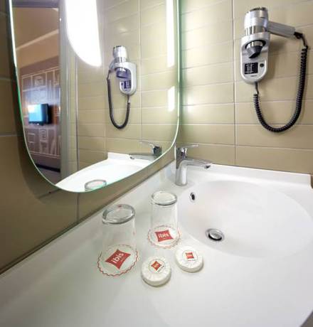 Imagen de la habitación del Hotel Ibis Istanbul West. Foto 4