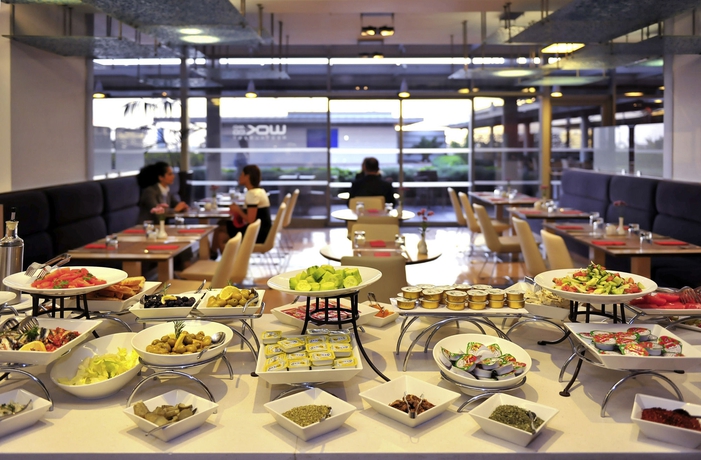 Imagen del bar/restaurante del Hotel Ibis Istanbul Zeytinburnu. Foto 7