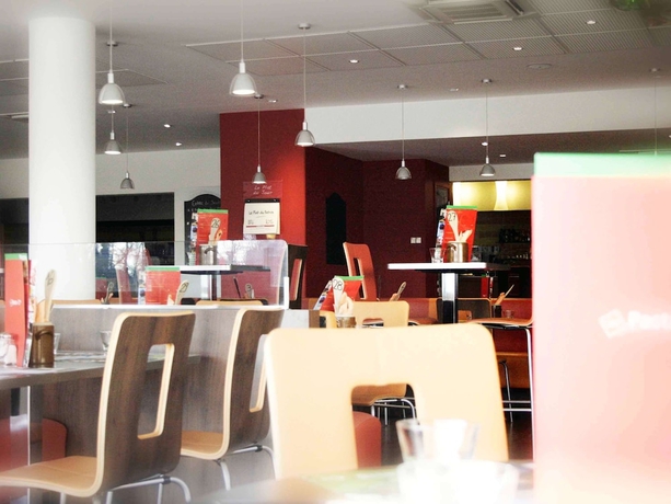 Imagen del bar/restaurante del Hotel Ibis Istres Trigance. Foto 5