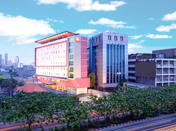 Imagen de los exteriores del Hotel Ibis Jakarta Senen. Foto 6