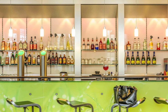 Imagen del bar/restaurante del Hotel Ibis Karlsruhe Hauptbahnhof. Foto 7