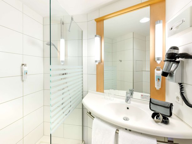 Imagen de la habitación del Hotel Ibis Konstanz. Foto 19