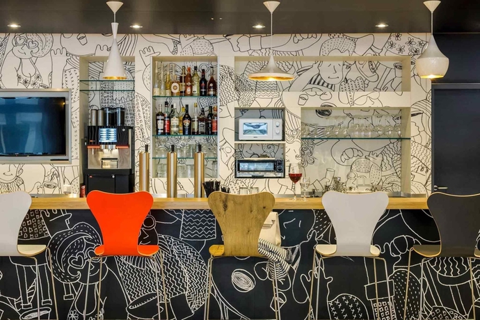 Imagen del bar/restaurante del Hotel Ibis Köln Airport. Foto 7