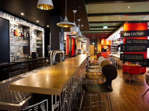 Imagen del bar/restaurante del Hotel Ibis K&ouml;ln Messe. Foto 3