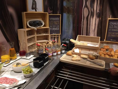 Imagen del bar/restaurante del Hotel Ibis La Rochelle Centre Historique. Foto 5