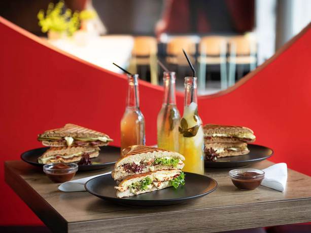 Imagen del bar/restaurante del Hotel Ibis Lagos Ikeja. Foto 4