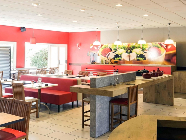 Imagen del bar/restaurante del Hotel Ibis Laval Le Relais D'armor. Foto 3