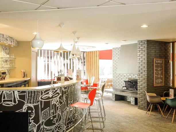 Imagen del bar/restaurante del Hotel Ibis Laval Le Relais D'armor. Foto 5