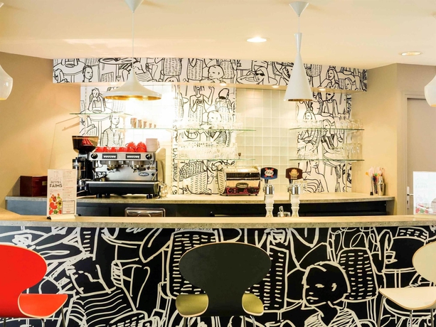 Imagen del bar/restaurante del Hotel Ibis Laval Le Relais D'armor. Foto 6