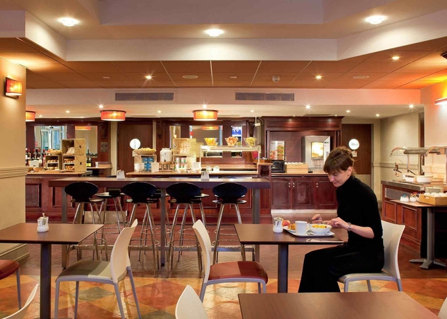 Imagen del bar/restaurante del Hotel Ibis Leeds Centre Marlborough Street. Foto 9