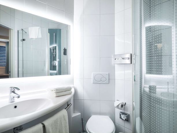 Imagen de la habitación del Hotel Ibis Locarno. Foto 7