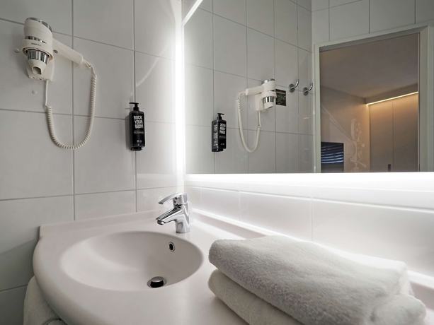 Imagen de la habitación del Hotel Ibis Locarno. Foto 9