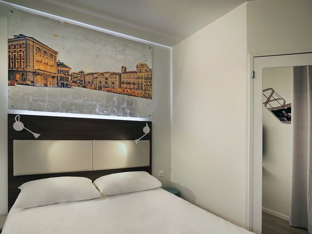 Imagen de la habitación del Hotel Ibis Locarno. Foto 11