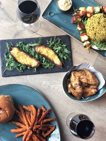 Imagen del bar/restaurante del Hotel Ibis London Canning Town. Foto 2