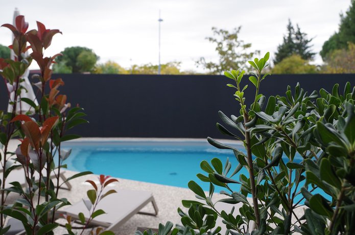 Imagen de la piscina del Hotel Ibis Lunel Petite Camargue. Foto 20