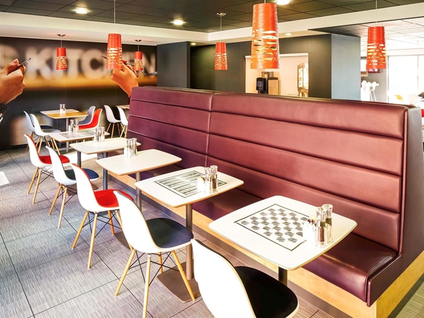 Imagen del bar/restaurante del Hotel Ibis Luton Airport. Foto 3