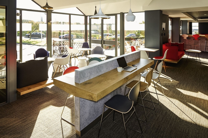 Imagen de los interiores del Hotel Ibis Luton Airport. Foto 12
