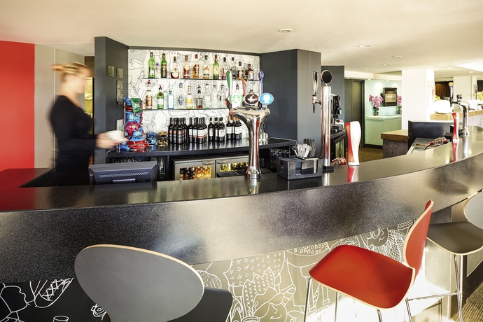 Imagen del bar/restaurante del Hotel Ibis Luton Airport. Foto 6