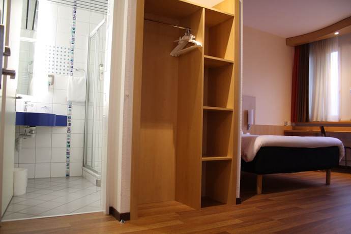 Imagen de la habitación del Hotel Ibis Luzern Kriens. Foto 7