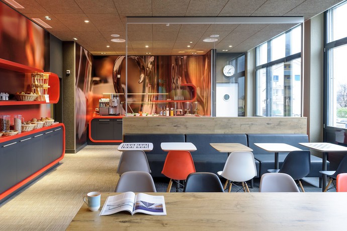 Imagen del bar/restaurante del Hotel Ibis Luzern Kriens. Foto 2