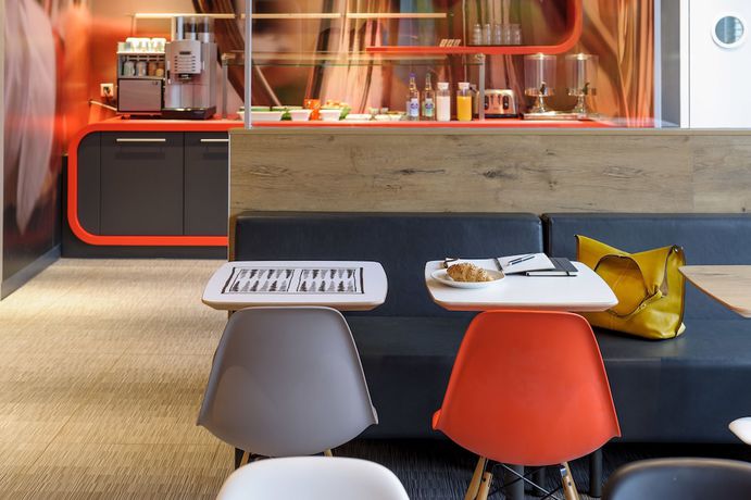 Imagen del bar/restaurante del Hotel Ibis Luzern Kriens. Foto 3