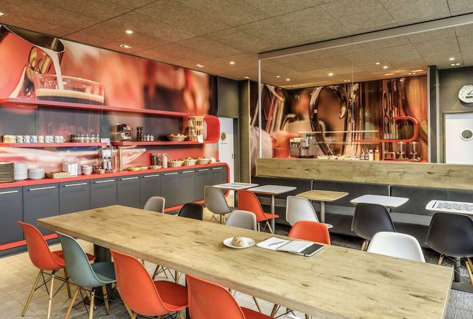 Imagen del bar/restaurante del Hotel Ibis Luzern Kriens. Foto 4