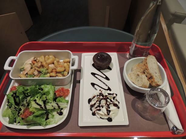 Imagen del bar/restaurante del Hotel Ibis Lyon Sud Vienne Saint Louis. Foto 9