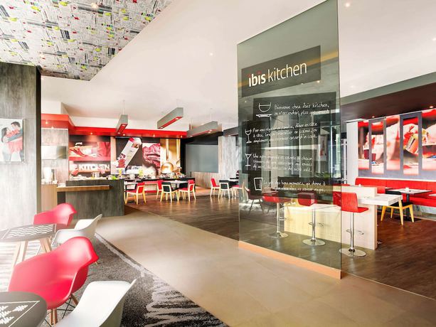 Imagen del bar/restaurante del Hotel Ibis Makassar City Center. Foto 5