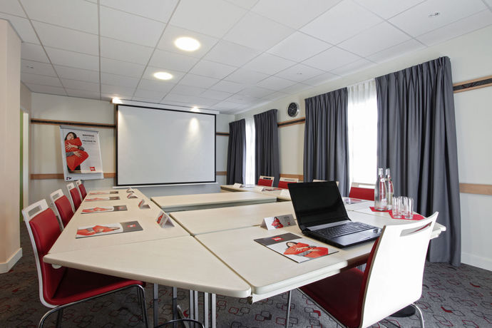 Imagen del bar/restaurante del Hotel Ibis Manosque Cadarache. Foto 4