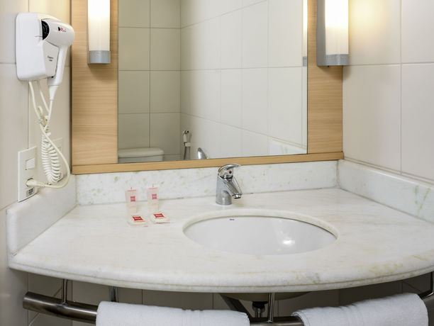 Imagen de la habitación del Hotel Ibis Manosque Cadarache. Foto 11