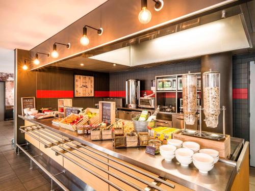 Imagen del bar/restaurante del Hotel Ibis Marne La Vall&eacute;e Val D'europe. Foto 2