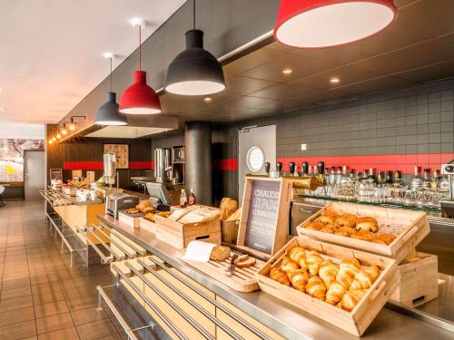 Imagen del bar/restaurante del Hotel Ibis Marne La Vall&eacute;e Val D'europe. Foto 4