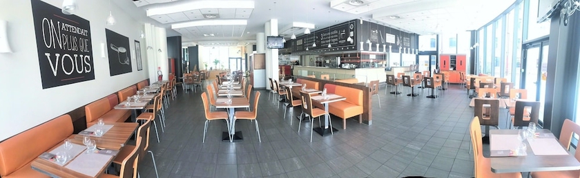 Imagen del bar/restaurante del Hotel Ibis Marseille Centre Euromed. Foto 4