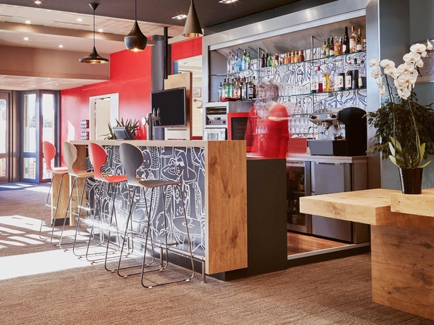 Imagen del bar/restaurante del Hotel Ibis Marseille Provence Aéroport. Foto 3