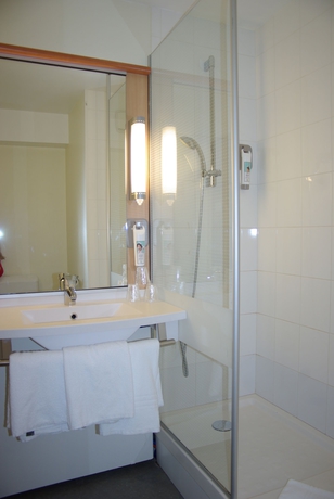 Imagen de la habitación del Hotel Ibis Marseille Provence Aéroport. Foto 10