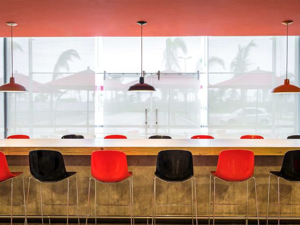 Imagen del bar/restaurante del Hotel Ibis Mazatlán Marina. Foto 2