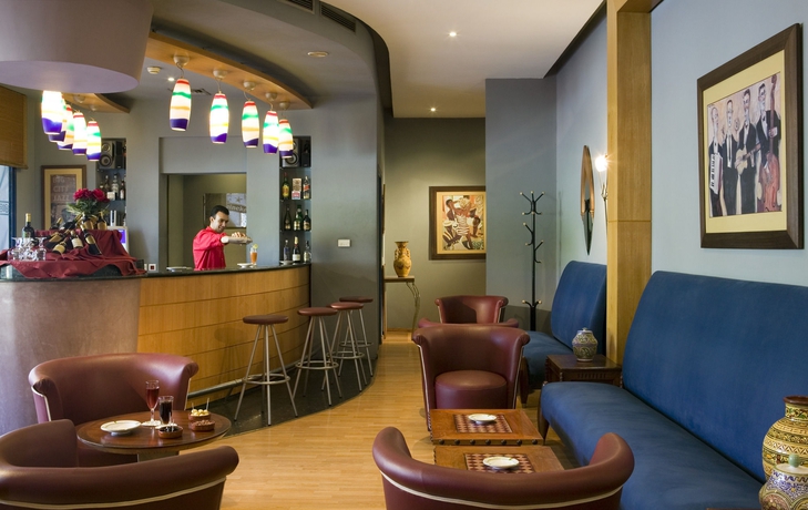 Imagen del bar/restaurante del Hotel Ibis Meknes. Foto 2