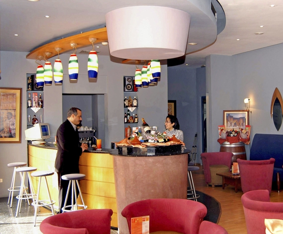 Imagen del bar/restaurante del Hotel Ibis Meknes. Foto 4