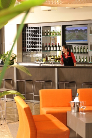 Imagen del bar/restaurante del Hotel Ibis Melbourne Glen Waverley. Foto 1