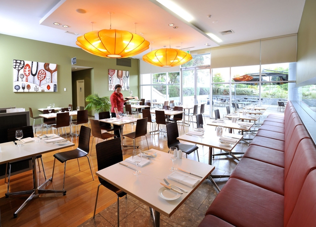 Imagen del bar/restaurante del Hotel Ibis Melbourne Glen Waverley. Foto 2