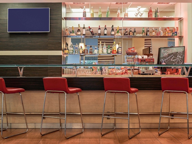 Imagen del bar/restaurante del Hotel Ibis Merida. Foto 8