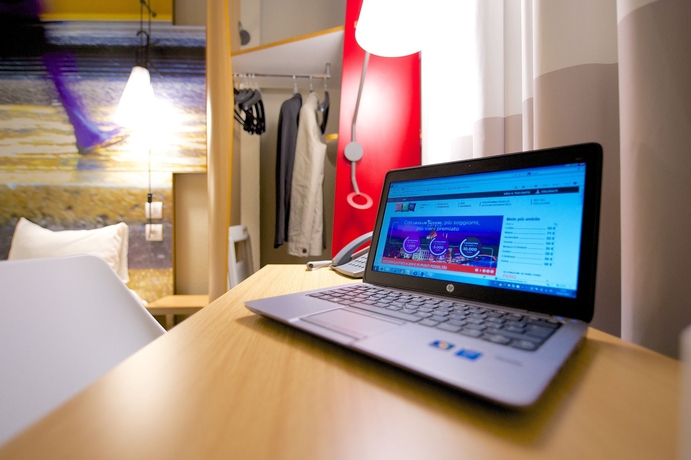Imagen de la habitación del Hotel Ibis Milano Centro. Foto 3