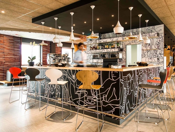 Imagen del bar/restaurante del Hotel Ibis Milano Fiera. Foto 6