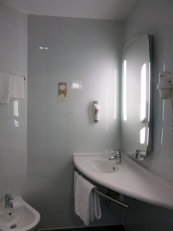 Imagen de la habitación del Hotel Ibis Milano Fiera. Foto 14