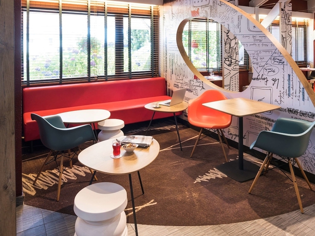 Imagen del bar/restaurante del Hotel Ibis Montbeliard. Foto 5