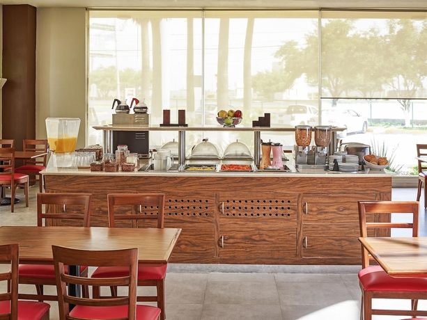 Imagen del bar/restaurante del Hotel Ibis Monterrey Aeropuerto. Foto 3