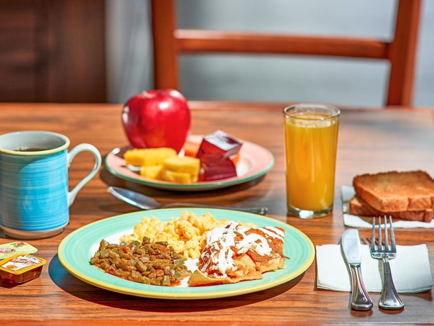 Imagen del bar/restaurante del Hotel Ibis Monterrey Aeropuerto. Foto 5