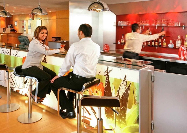 Imagen del bar/restaurante del Hotel Ibis Monterrey Valle. Foto 4