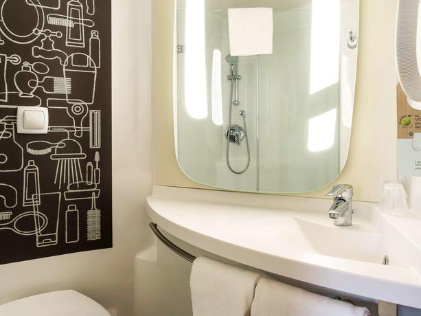 Imagen de la habitación del Hotel Ibis Mulhouse Bale Aeroport. Foto 4